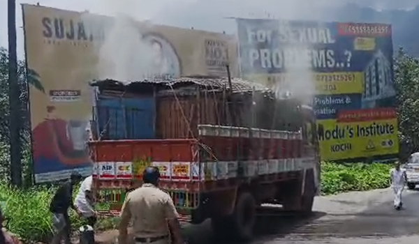 ചുരത്തില് ലോറിക്ക് തീപിടിച്ചു