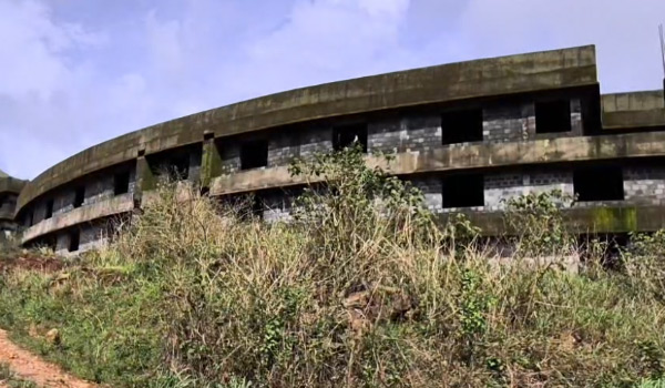 തിരുനെല്ലി ആശ്രമം സ്‌കൂളിനായി നിര്‍മ്മിച്ച കെട്ടിടങ്ങളുടെ ശോചനീയാവസ്ഥ : മനുഷ്യാവകാശ കമ്മീഷന്‍ കേസെടുത്തു