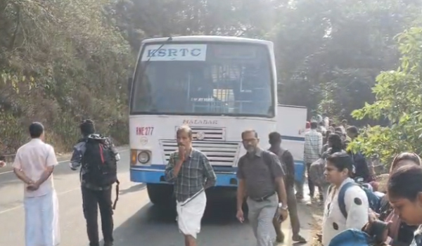 താമരശ്ശേരി ചുരത്തില്‍ ബസ് തകരാറിലായി