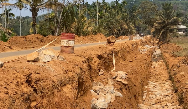 കമ്പളക്കാട്-കല്ലംചിറ-കരണി  റോഡ് നിര്‍മ്മാണം  ഇഴഞ്ഞുനീങ്ങുന്നതില്‍ പ്രതിഷേധം