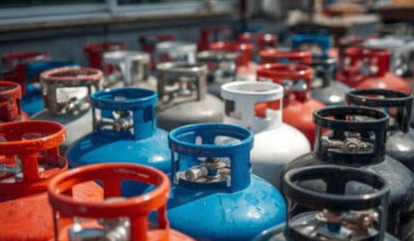 അനധികൃത എല്‍.പി.ജി  സിലിണ്ടര്‍ സംഭരണം: വീട്ടില്‍ സൂക്ഷിച്ച  30 സിലിണ്ടറുകളും ഉപകരണങ്ങളും പിടിച്ചെടുത്തു