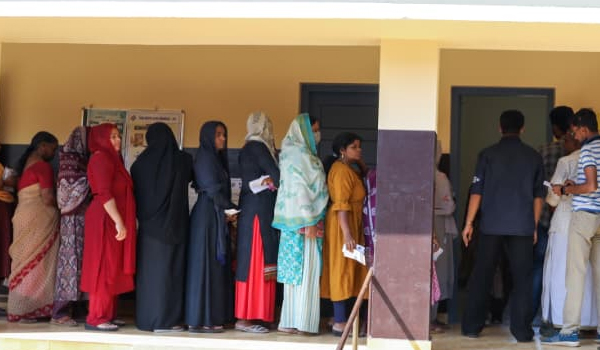 ബത്തേരിയിൽ  ബൂത്തുകളിൽ വോട്ടർമാരുടെ നീണ്ടനിര